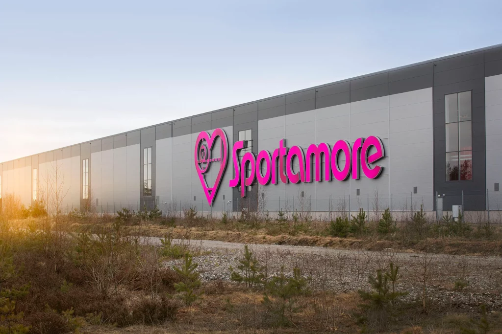 En stor rosa skylt till Sportamore. 