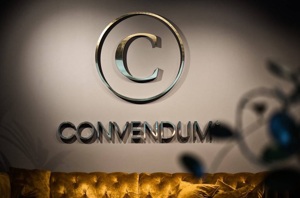 Convendum skylt stort C