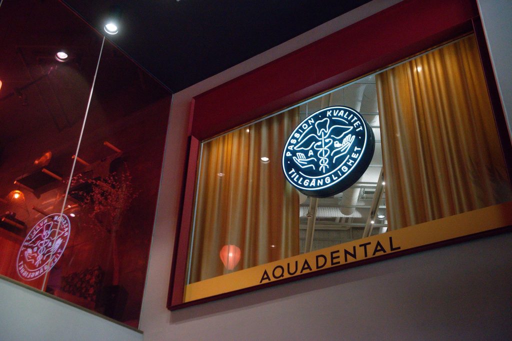 Aqua dental digital logotyp. 