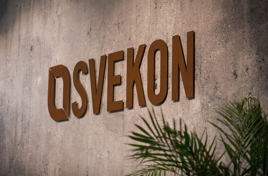 En brun skylt till Svekon. 