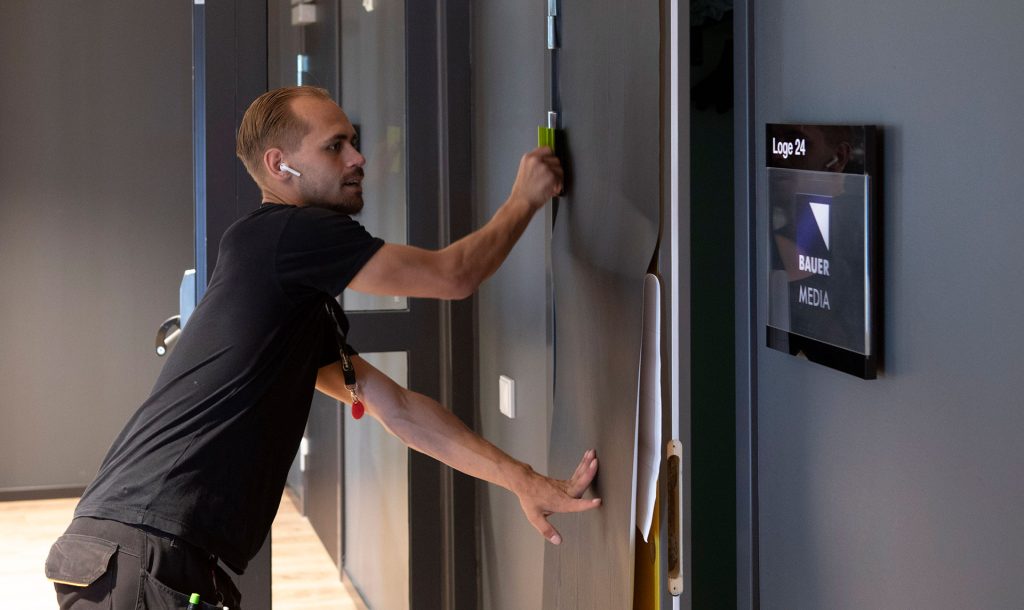 Foliering sker av Perneheim inomhus.