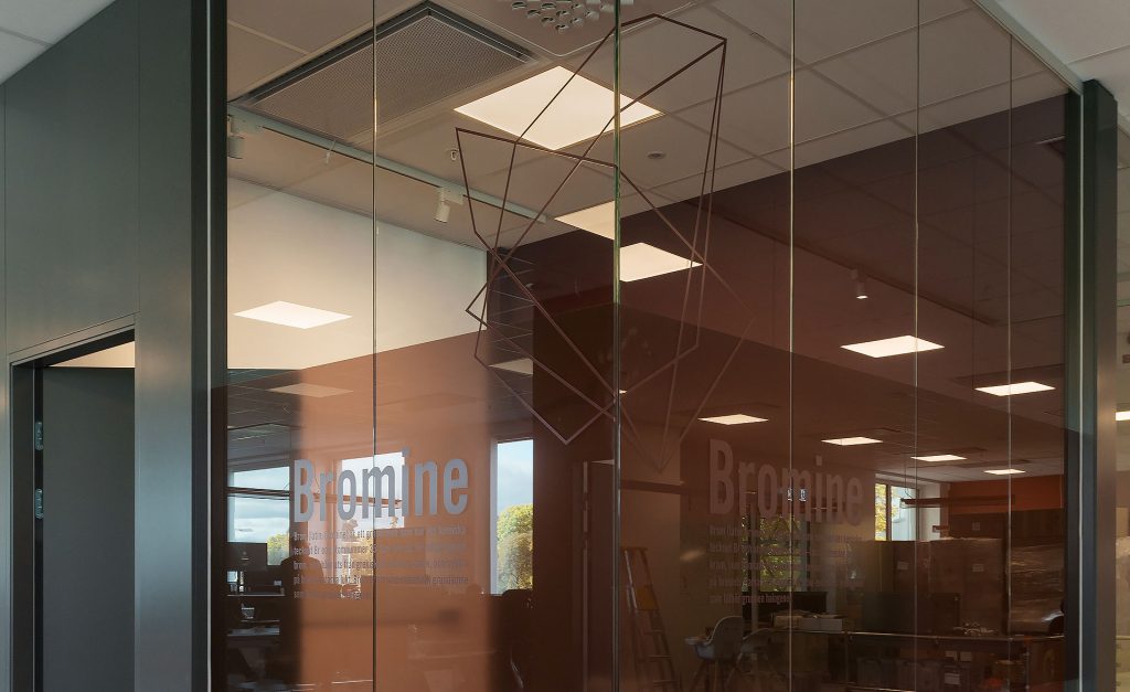 En skylt som kontrastmarlering inomhus. 