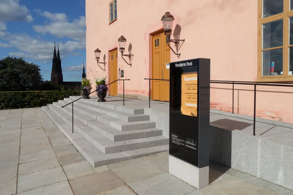 Ett skyltskåp viod en port för inomhusskyltar.