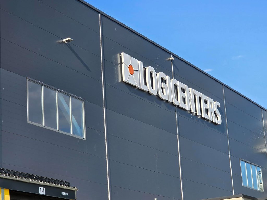 Logic Centers utomhusskylt i vit och orange. 