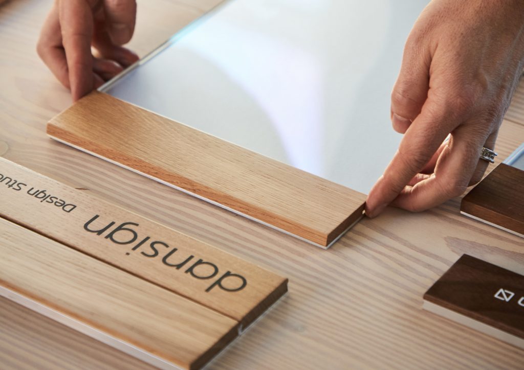 En woodsign justeras av en person.