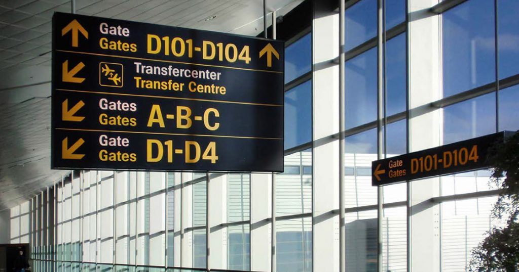 Wayfinding skyltar av Perneheim på Arlanda.