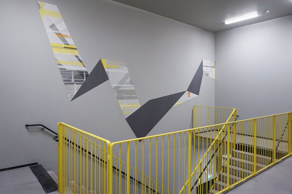 Super graphic vid en trappa med gul hållare.