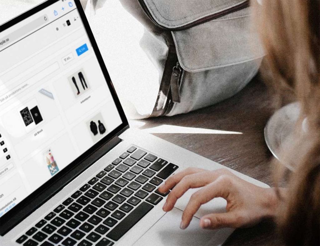 En tjej använder sin macbook dator. 