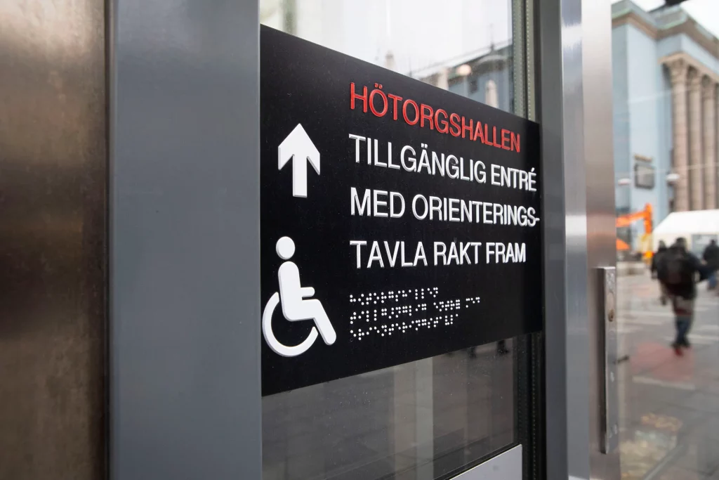 Skyltar för wayfinding i Hötorgshallen.
