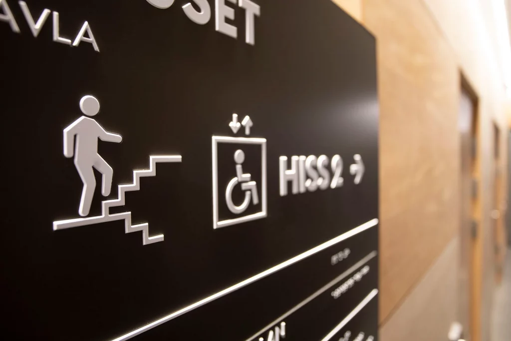 En wayfinding skylt som hiss och tappa.