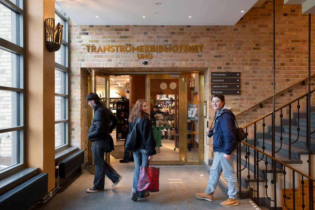 Personer går till bibliotek.