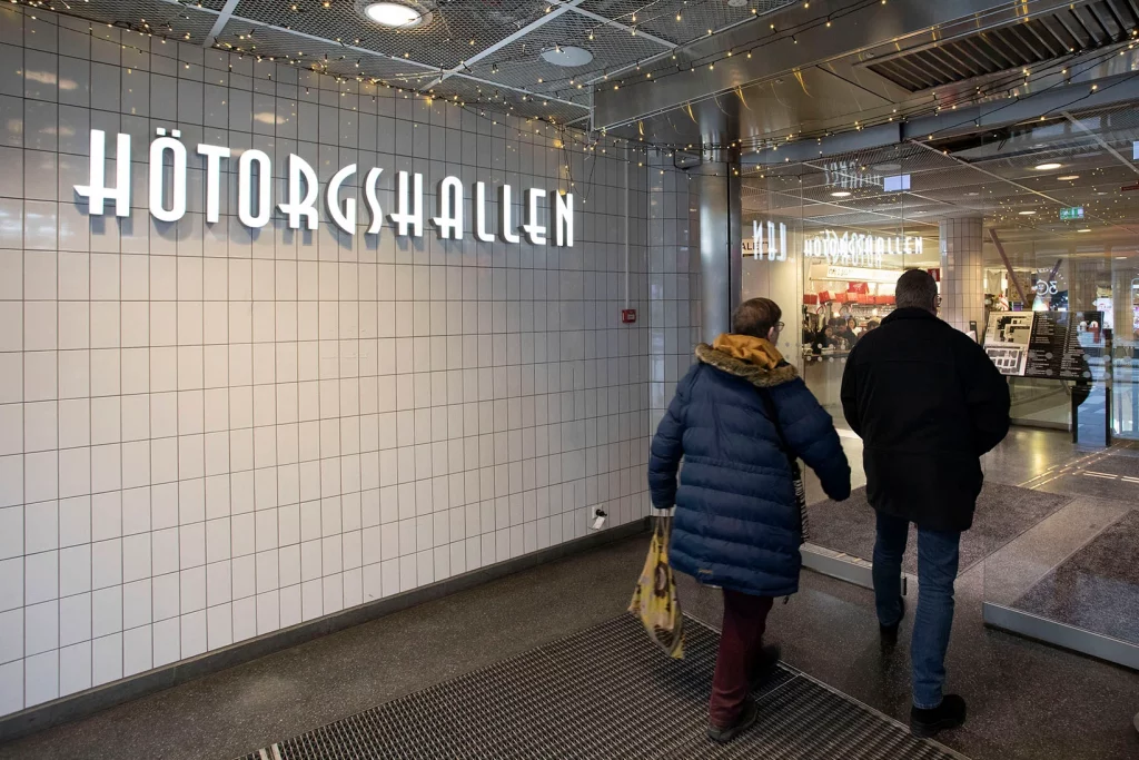 Hötorghallen ingång med fin skylt. 