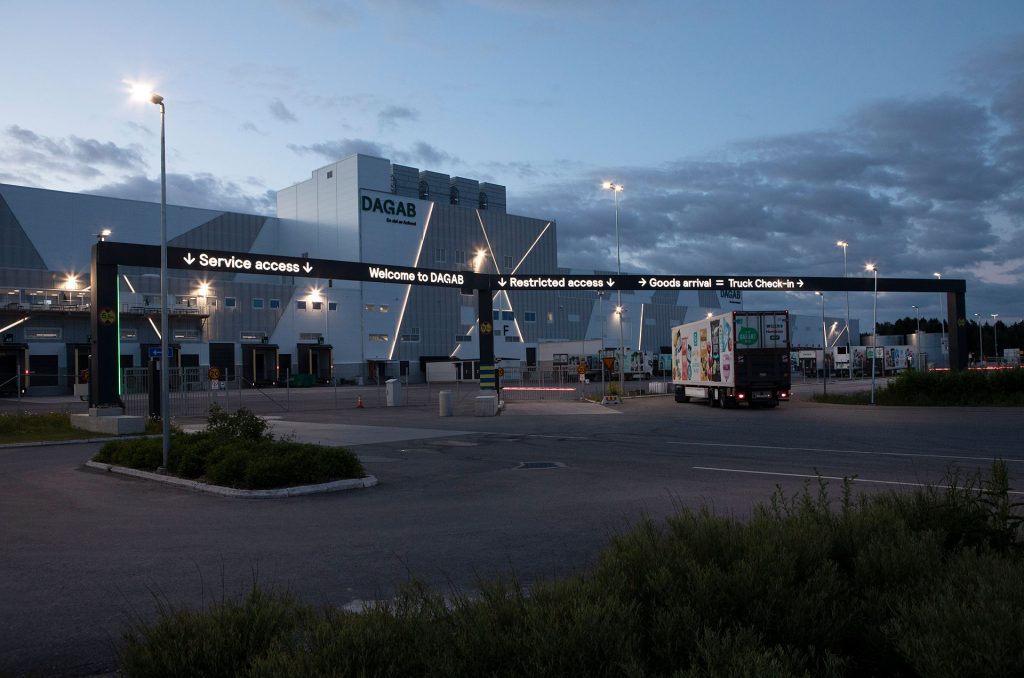 En stor industribyggnad som är grå.