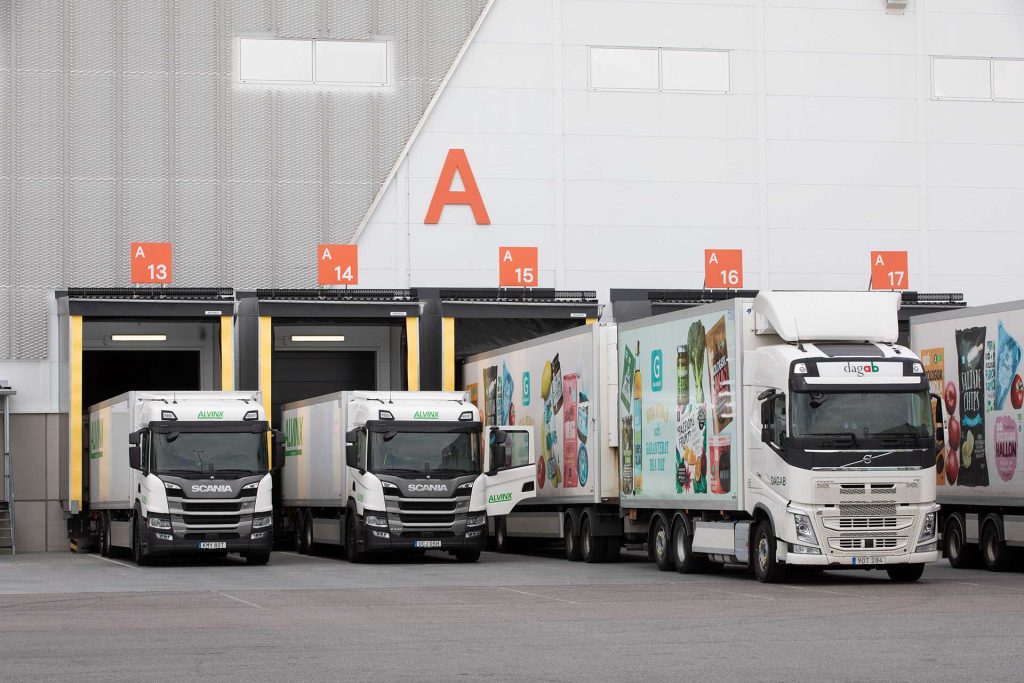 Lastbilar uppradade på vägen.