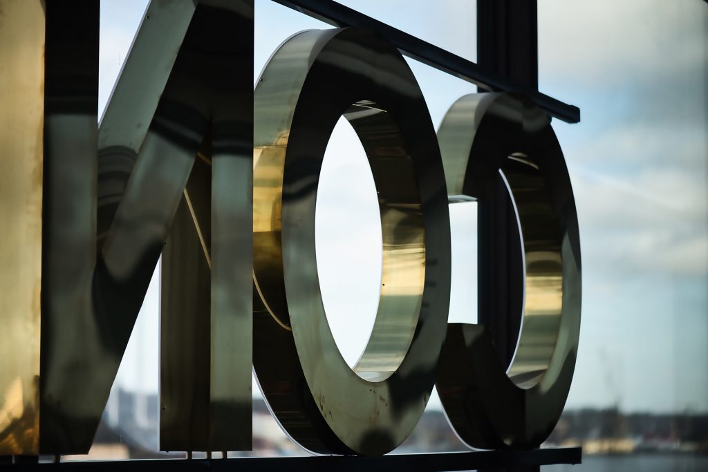 En cool inomhusskylt som är stor.