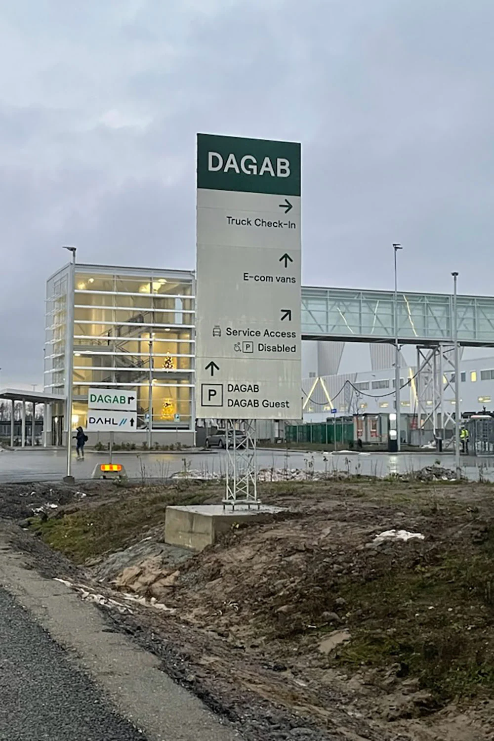 Dagab logistikanlkäggning med wayfinding skylt. 
