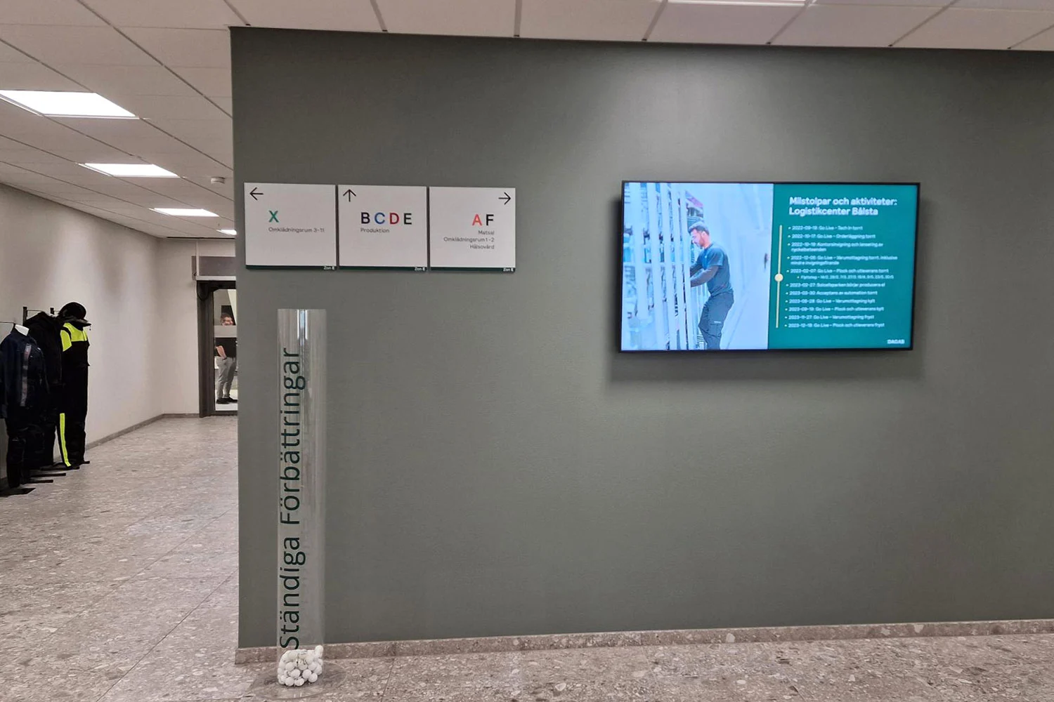 Wayfinding skyltar inuti Dagabs logitstikcenter. 