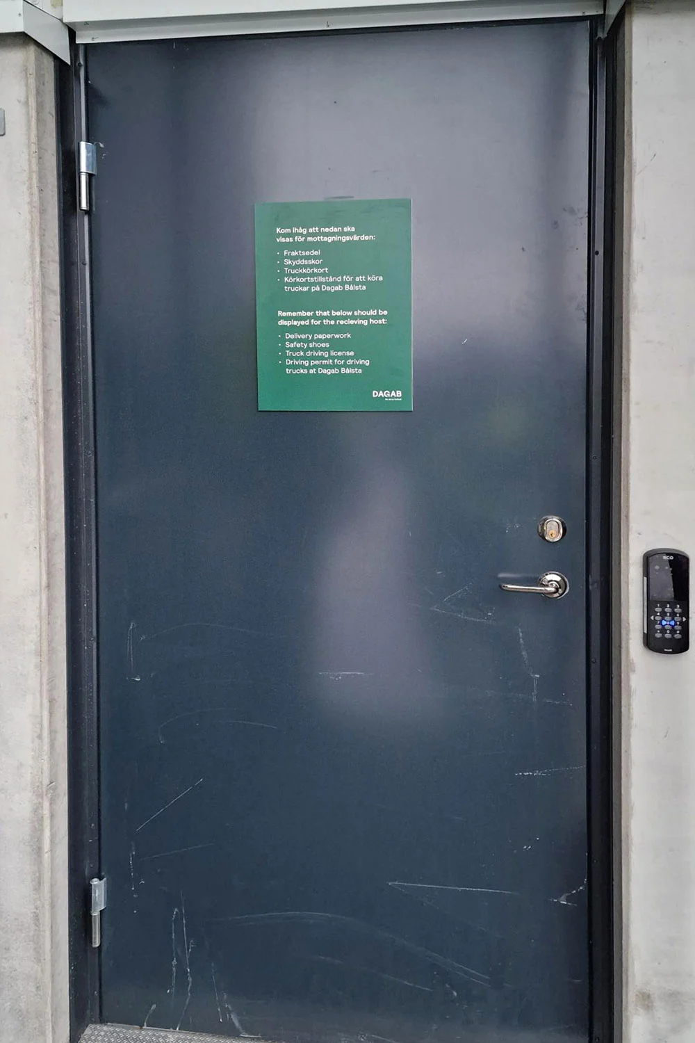 En grön skylt på en dör. 