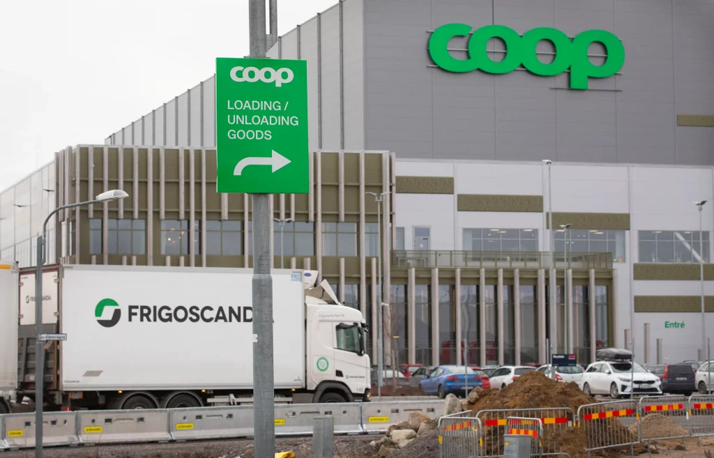 En skylt byggd till coop.