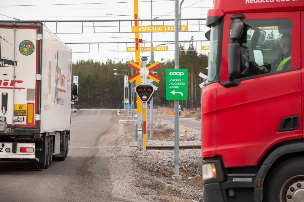 Bilar navigerar på Coops central. 