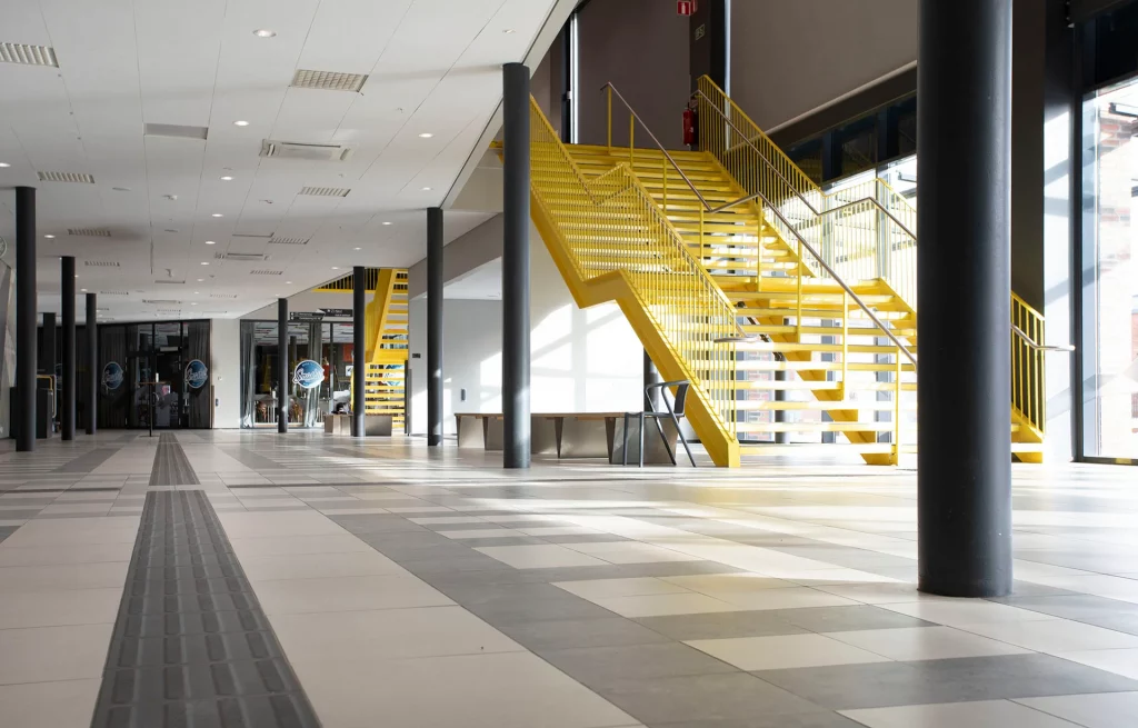 En gul trappa i stål. 