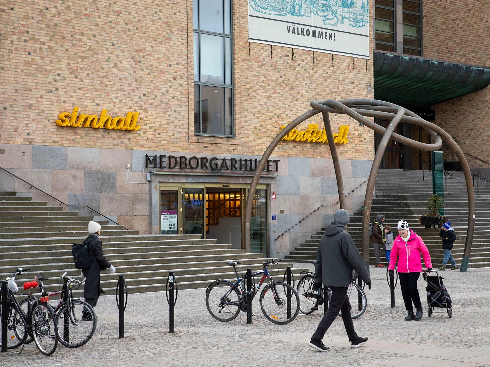 Medborgarhuset utifrån med guldiga skyltar.
