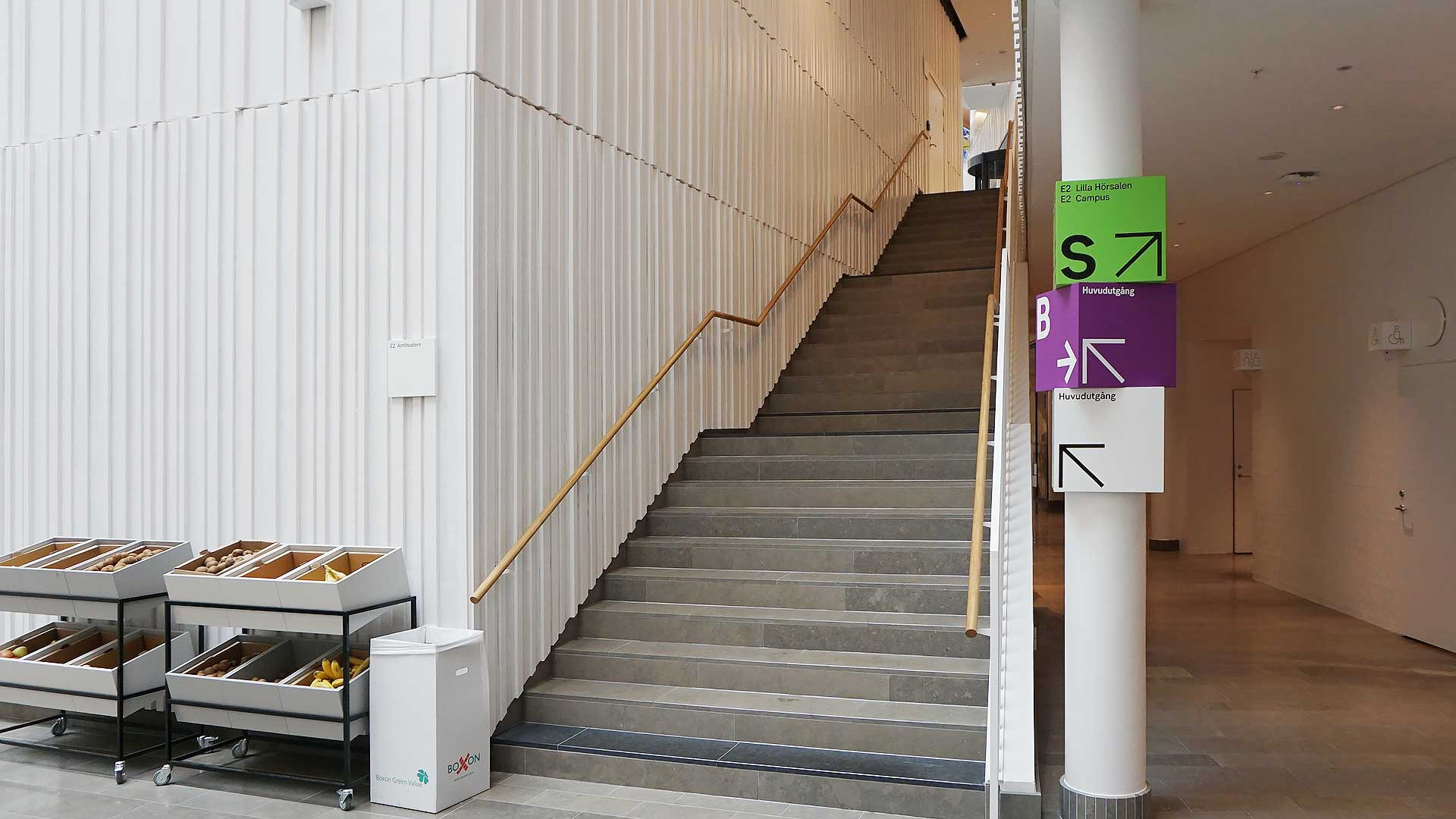 En trappa med skyltar till hjälå En trappa med skyltar till hjälå