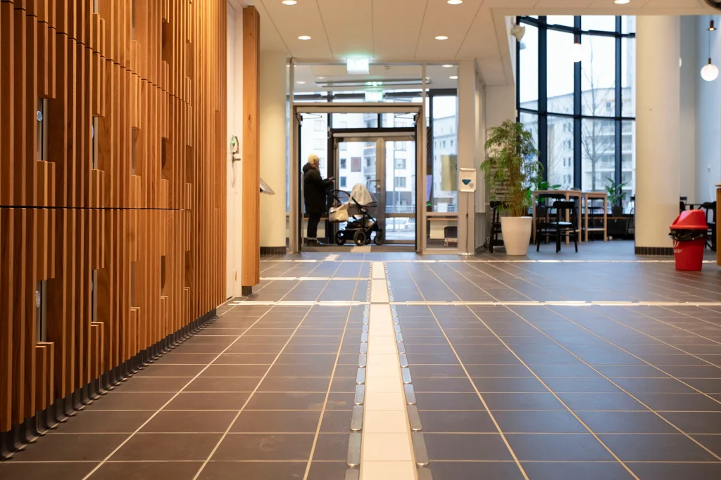 Ledstråk på en simhall som hjälper besökare.