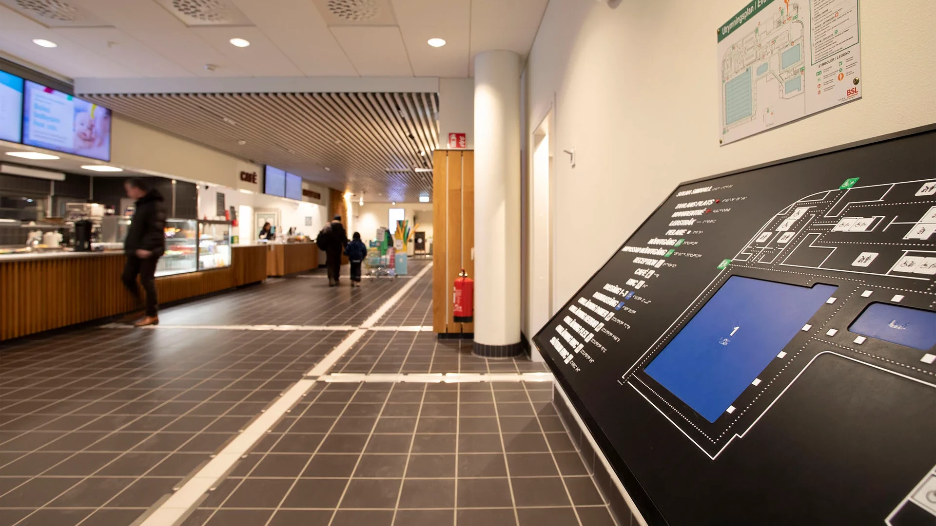 Taktila skyltar med ledstråk på allmän plats.