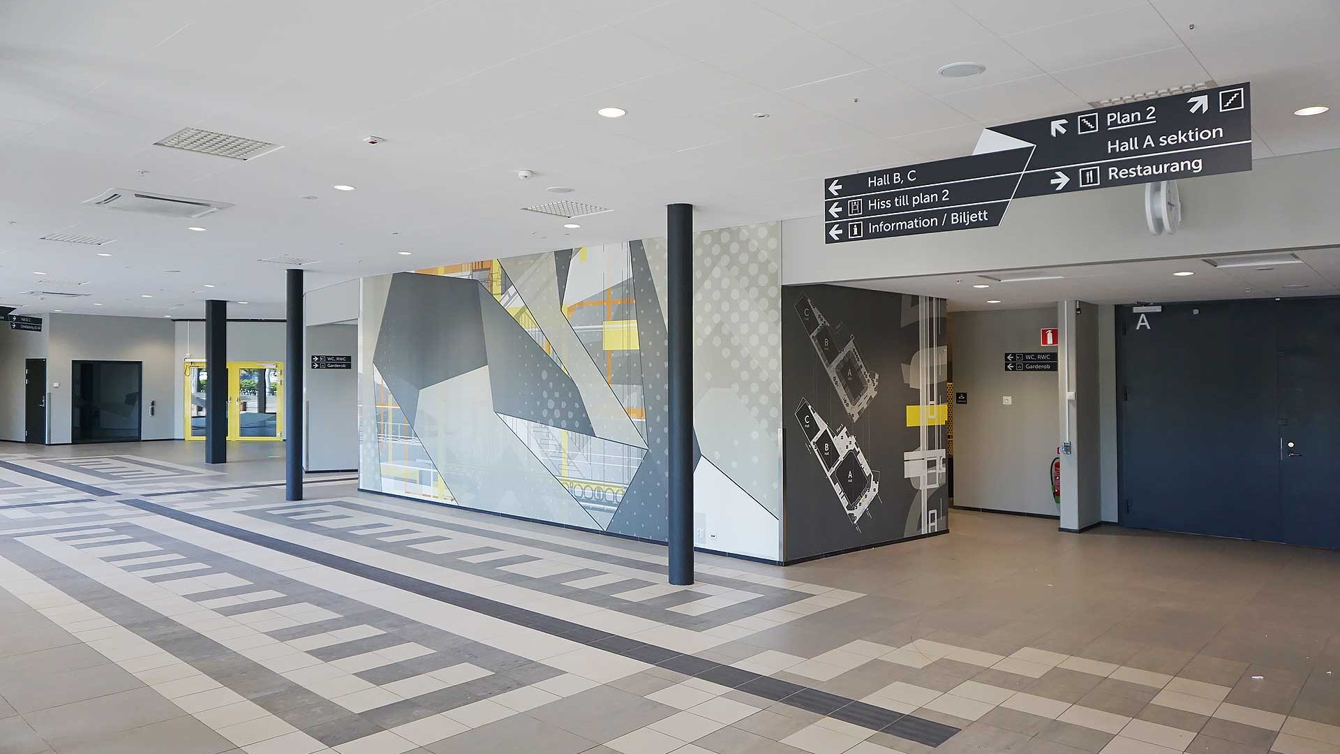 Wayfinsing med fin design på väggen Wayfinsing med fin design på väggen