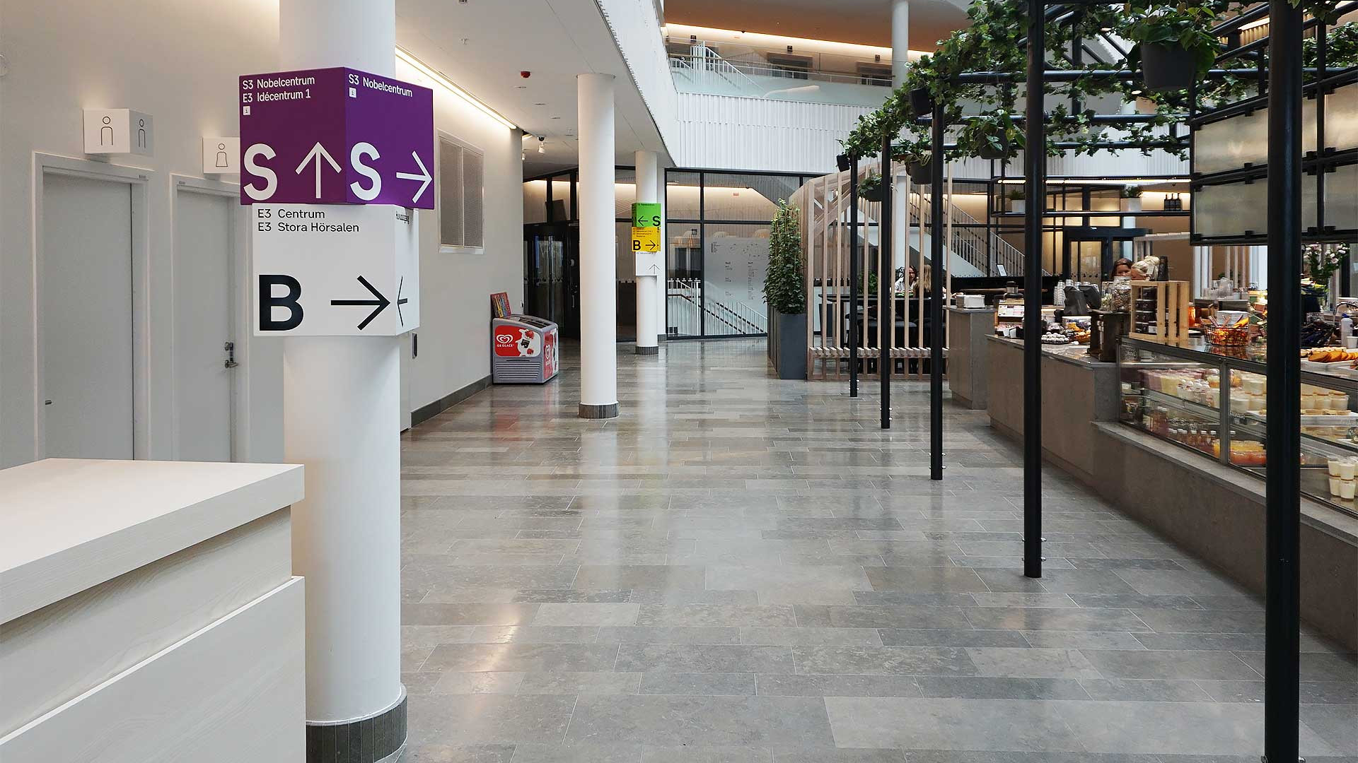 En lila skylt som leder besökare. En lila skylt som leder besökare.